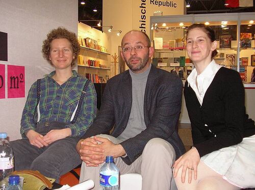Vesna Lemaić, Peter Svetina in Nataša Kramberger na slovenski stojnici na knjižnem sejmu v Leipzigu 2010