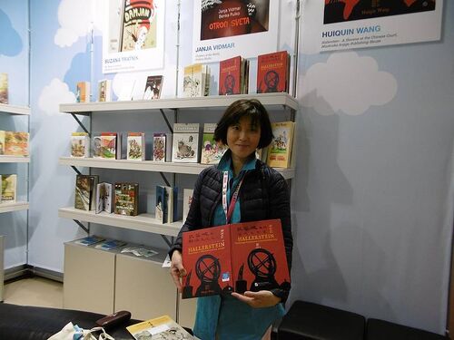 Huiqin Wang na slovenski stojnici na knjižnem sejmu v Bologni 2015