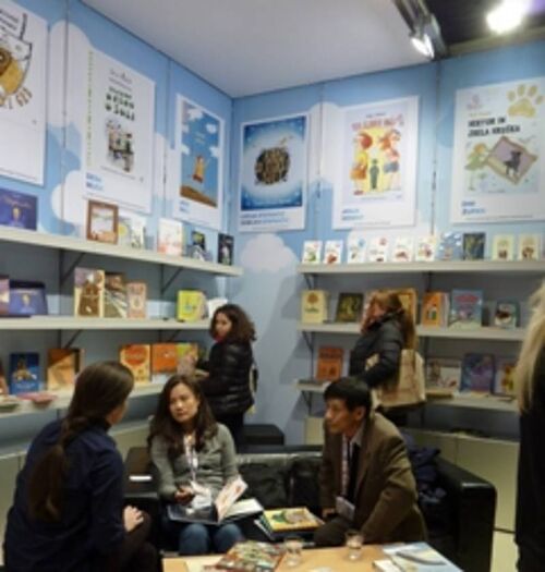 Obiskovalci slovenske stojnice na knjižnem sejmu v Bologni 2013